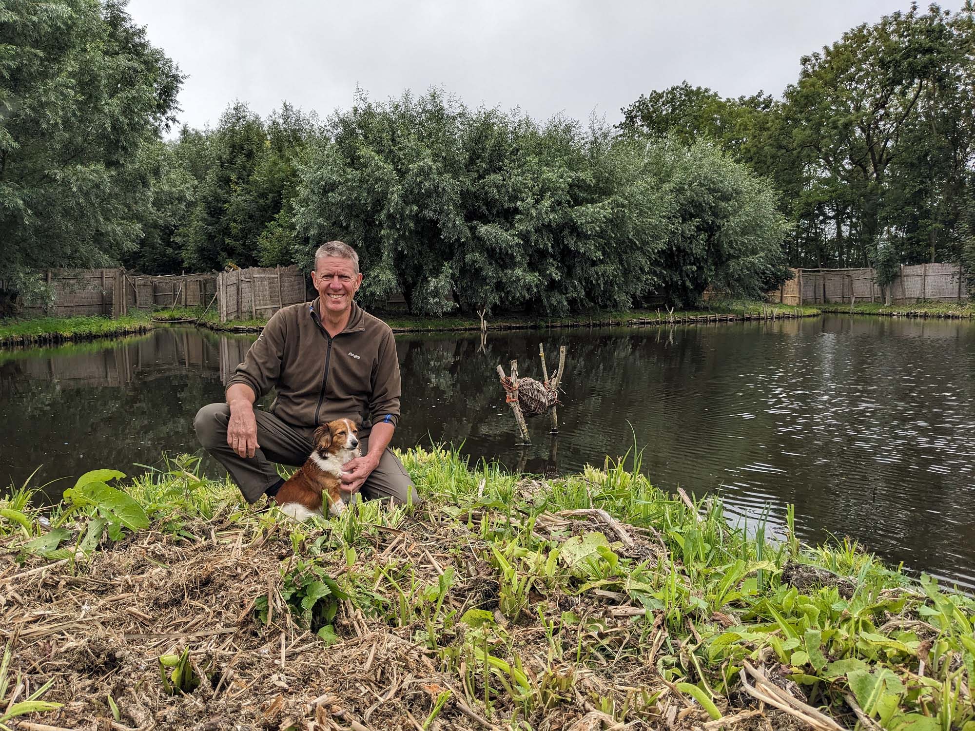 Gerard van Winden met hondje in eendenkooi - foto PUUUR Midden-Delfland