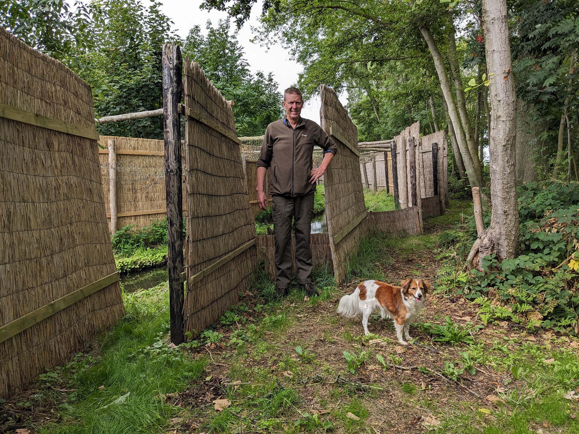 Gerard van Winden met hondje in eendenkooi - foto PUUUR Midden-Delfland